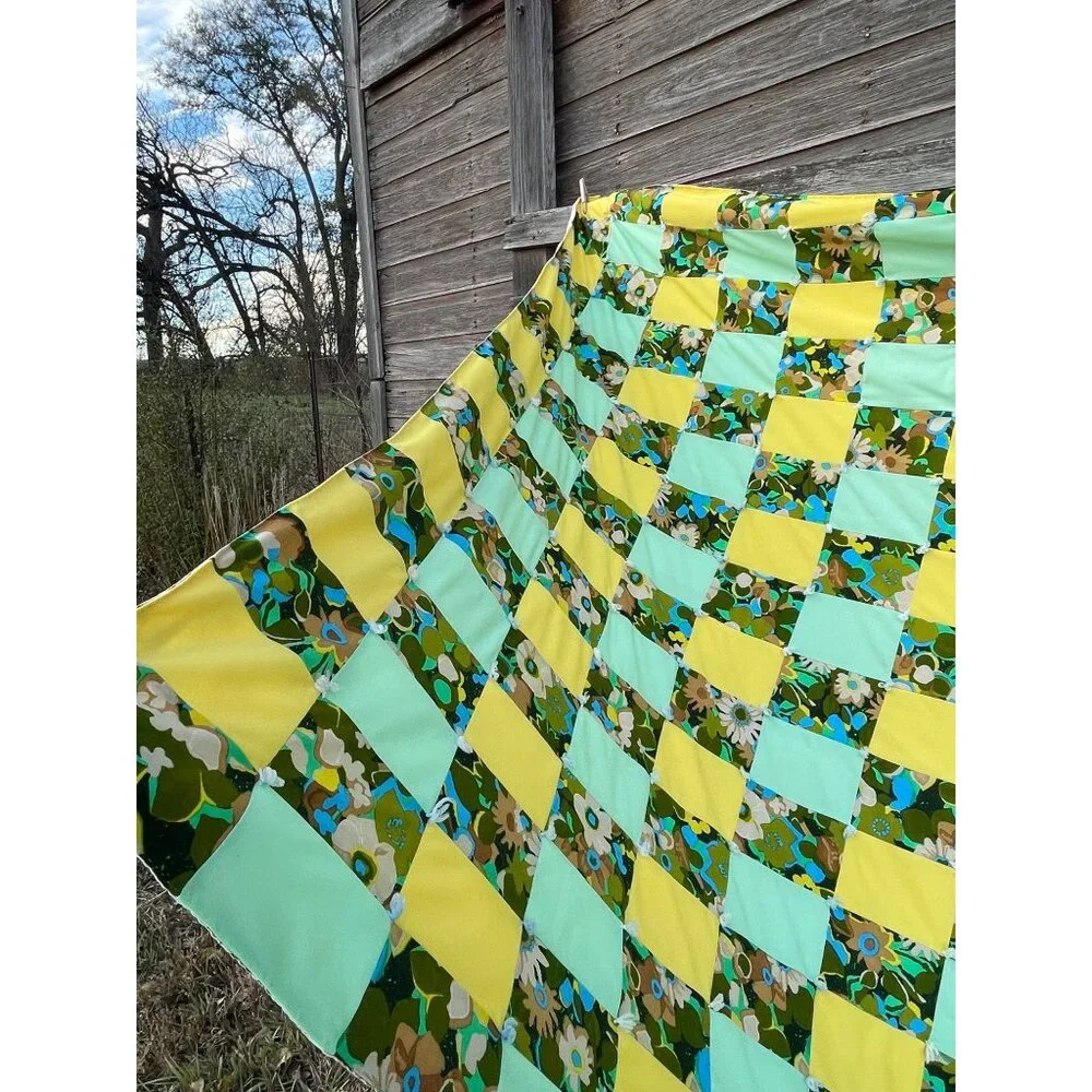Vintage 1960s Groovy Floral Patchwork Tied Quilt 75x68" - Picture 2 of 16